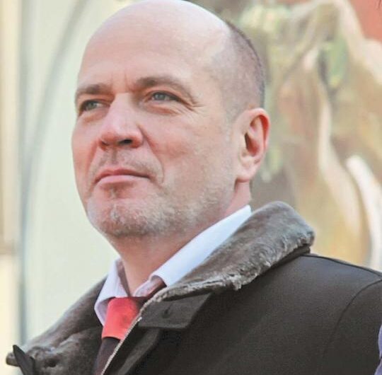 Балашов Евгений Борисович. Руководитель Государственного бюджетного учреждения города Москвы «Московский аналитический центр в сфере городского хозяйства» (ГБУ «МАЦ»), руководитель Центра управления Комплекса городского хозяйства Москвы. Общественный деятель. Член Центрального совета Всероссийского общества изобретателей и рационализаторов. Член Союза писателей России. Автор книги и одноимённого спектакля «Алчное сердце, или история одной собаки». Член-кор. Российской Академии Естественных наук.