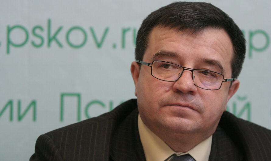 Ковальчук Сергей Владимирович: Секретарь Избирательной комиссии Псковской области. .В 1988 году закончил Высшую комсомольскую школу при ЦК ВЛКСМ.