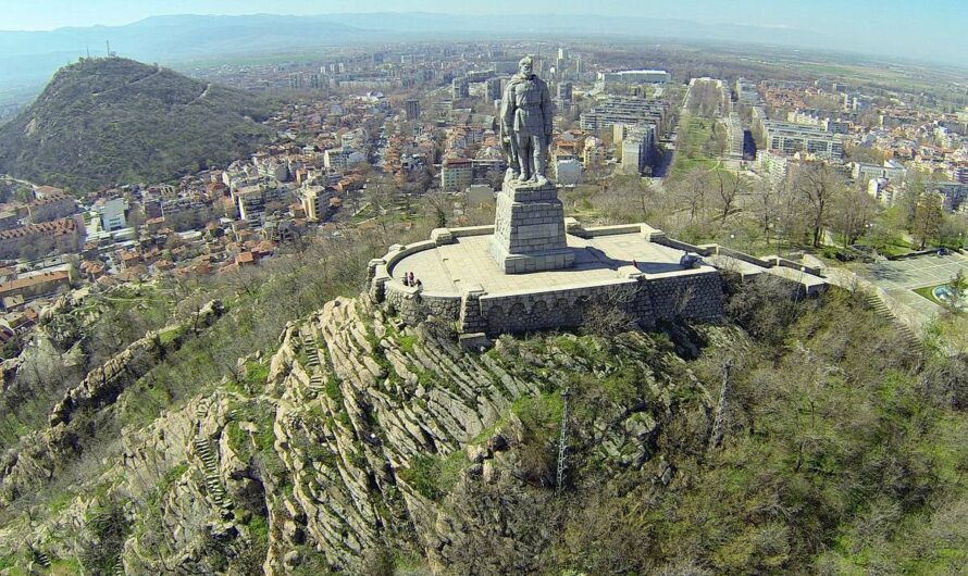 Уважаемые коллеги! Приглашаем Вас принять участие в экспертном заседании в формате Международного общественного форума по сохранению памяти о Второй мировой и Великой Отечественной войнах: «Спасём Алёшу», организованному Ассамблеей народов Евразии при содействии Ассоциации выпускников ВКШ ,в поддержку общественных движений России и Болгарии против сноса памятника «Алёше» в г. Пловдив, Болгария и за сохранение всех других памятников советским воинам — освободителям Европы  от нацизма.