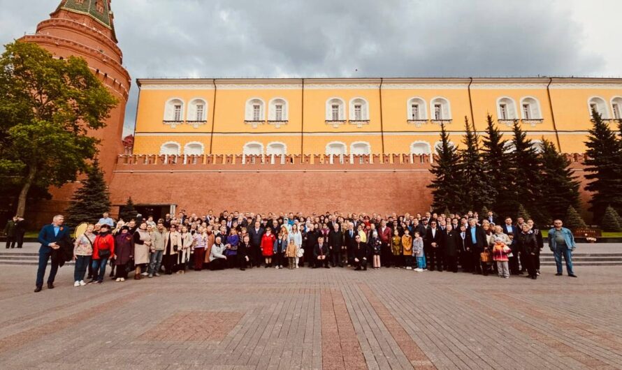 05.05.2025. представители национально-культурных общественных объединений вместе с Департаментом национальной политики и межрегиональных связей города Москвы, Ассамблеей народов Евразии и Африки, Ассоциации выпускников ВКШ, в преддверие Дня Победы возложили цветы к Могиле Неизвестного солдата в Александровском саду в Москве. В церемонии возложения приняли участие выпускники ВКШ и наставники. Члены делегации возложили к могиле красные гвоздики и венки, почтив память воинов минутой молчания.
