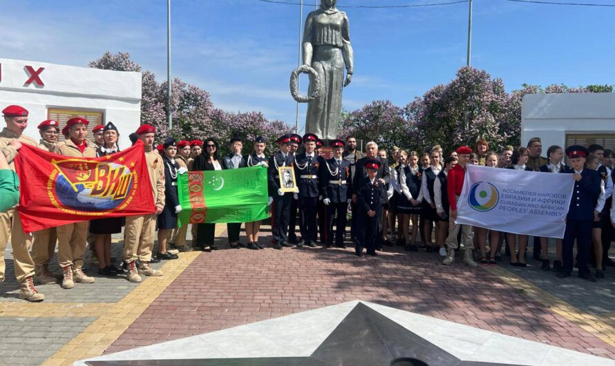 05.05.2025 года.В Белой Калитве в Ростовской области, на высоте 79,9 международная делегация Ассоциации выпускников ВКШ с партнерами и правнуком Героя Советского Союза Аннаклыча Атаева, Сердаром Агалиевым, возложили цветы к памятнику павшим Великой Отечественной Войне героям Атаевцам отстоявшим ценой своей жизни высоту 79,9, которая имела важное стратегическое значение для дальнейшего продвижения Красной Армии, их было 29 человек, восьми национальностей, уничтоживших более 300 фашистов и большое количество немецкой техники.